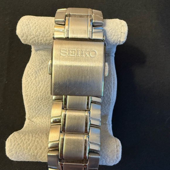 Seiko Solar Chronograph with Blue Dial and Silver Band - Picture 6 of 9